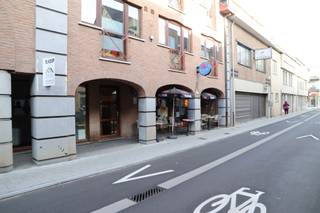 Centraal gelegen in Melle, dichtbij het station in een gezellige winkelstraat kan u dit ooit zeer bekend kapsalon en café uitrusten naar uw wens.De...