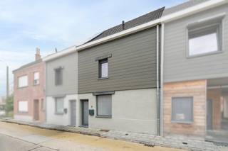 [[ DIT PAND NEEMT DEEL AAN DE ERA OPEN HUIZEN DAG OP 19/9 VAN 17:30 TOT 18:30 ]]
<p><strong>Ben je op zoek naar een ruime en instapklare woning met 3 slaapkamers, een garage en een aangename tuin op een uitstekende locatie in Lede, vlak bij het station? Zo gevonden!</strong></p>

<p>Deze woning biedt een bewoonbare oppervlakte van ca. 159 m² en geniet van een uitstekende ligging vlak bij het station van Lede. Hierdoor zijn het openbaar vervoer, winkels, scholen en andere voorzieningen vlot bereikbaar. Met een energiezuinig EPC-label B, centrale verwarming op gas met condensatieketel, 3-dubbele beglazing en conforme elektriciteit ben je verzekerd van een aangenaam wooncomfort. Ook het blanco asbestattest is een belangrijke troef. Kortom, een verzorgde en perfect instapklare woning, ideaal voor wie zonder grote zorgen wil verhuizen.</p>

<p>Op het gelijkvloers komen we binnen via de inkomhal, die toegang geeft tot de centrale gang. Van hieruit zijn het afzonderlijke toilet, de praktische berging met aansluitingen voor wasmachine en droogkast, de badkamer en de leefruimte bereikbaar. De badkamer is uitgerust met een douche, ligbad, toilet en dubbele wastafel. De leefruimte bestaat uit een gezellige woonkamer die aansluit op de eetkamer en de volledig uitgeruste keuken, wat zorgt voor een aangename en functionele indeling. Op de eerste verdieping bevinden zich twee ruime slaapkamers van ca. 15 m² en 18 m², waarvan één voorzien is van een dressing. De tweede verdieping omvat een ruime zolderslaapkamer van ca. 25 m² met dressing, die perfect kan dienen als master bedroom.</p>

<p>Buiten geniet de woning van een aangename tuin van ca. 65 m² met terras, ideaal om in alle rust te genieten. De garage van ca. 15 m² bevindt zich in de tuin en is bereikbaar via een afzonderlijke toegangspoort.</p>