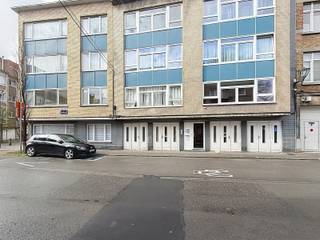 <p><strong>Aangenaam en lichtrijk appartement met twee slaapkamers </strong><br />Gelegen op de 3e verdieping (zonder lift) in het centrum van Jette.</p>
<p>U komt binnen via een inkomhal met handige bergruimte en een apart toilet. De ruime leefruimte van 28 m² zorgt voor een gezellige woonomgeving, aansluitend op een ingerichte keuken. Verder beschikt het appartement over twee slaapkamers (8 m² en 13 m²), een badkamer met lavabo en een douche in bad, evenals een aangenaam gesloten balkon. Extra bergruimte vindt u in de privatieve kelder.</p>
<p>EPC: 205 kWh/m² (label D).</p>
<br />
<p></p>