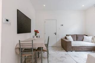 Instapklaar appartement op een toplocatie in Sint-Amandsberg <br /><br />EPC-score: C<br />Mobi-score: 9.4/10<br /><br />In de Kunstenaarstraat 21 in Sint-Amandsberg bevindt zich dit kleinschalig gebouw bestaande uit vijf appartementen voor eigen bewoning of ideaal als investering. Het pand omvat vier één-slaapkamerappartementen en één twee-slaapkamerappartement. Dit appartement is het gelijkvloerse 2-slaapkamerappartement. <br /><br />De ligging biedt een aangename woonomgeving met een vlotte verbinding naar het centrum van Gent, invalswegen (E17/E40/R4), openbaar vervoer, winkels en andere voorzieningen. <br />Elk appartement beschikt over een lichtrijke leefruimte, een geïnstalleerde keuken, een badkamer en één of twee volwaardige slaapkamers. De appartementen hebben een praktische indeling en zijn volledig instapklaar. <br /><br />Prijzen:<br /><br />• Nr. 21 (2 slaapkamers, 59m2): €270.000<br />• Nr. 23A (1 slaapkamer): €200.000<br />• Nr. 23B (1 slaapkamer): €170.000<br />• Nr. 23C (1 slaapkamer): €180.000<br />• Nr. 23D (1 slaapkamer): €175.000<br /><br />Meer info of een bezoek inplannen?<br /><br />Contacteer Laura via 0473 41 35 62 of via info@vicusvastgoed.be