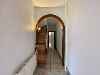 Op een zeer centrale en vlot bereikbare ligging vinden we deze authentieke en gezellige burgerwoning, voorzien van alle comfort.<br /><br />Een absolute troef is de ruime garage met grote zolder, die niet alleen heel wat bergruimte biedt, maar ook perfect dienst kan doen als hobbyruimte. Bovendien is er een uitweg achteraan via de Tramstraat, wat zorgt voor extra praktisch gemak.<br /><br />Indeling gelijkvloers:<br /><br />- ruime inkomhal met trap<br />- gezellige leefruimte met dubbele deur<br />- aparte, volledig uitgeruste leefkeuken met spoelbak, vaatwasser, nieuwe oven, keramische kookplaat, dampkap, microgolfoven en nieuwe koelkast<br />- badkamer met lavabo en douche<br />- praktische binnenpatio met aansluiting voor wasmachine en/of droogkast en toegang tot het toilet<br />- ruime garage met grote zolder en sectionale poort, met rechtstreekse toegang tot de achterliggende straat<br /><br />Op de eerste verdieping bevinden zich twee slaapkamers. Eén slaapkamer beschikt over een ensuite dressing en badkamer met ligbad, toilet en er is een extra lavabo op de kamer.<br /><br />De zolderverdieping biedt nog twee extra kamers. Deze kunnen flexibel ingericht worden als derde slaapkamer, hobbykamer, mancave of extra bergruimte.<br /><br />Extra troeven:<br />- centrale en vlot bereikbare ligging<br />- uitweg achteraan via de Tramstraat<br />- ruime garage met grote zolder<br />- CV op aardgas<br />- conforme elektrische installatie<br />- internet via Proximus en Telenet<br />- houten ramen met dubbele beglazing en deels rolluiken<br />- droge kelder met extra bergruimte (voormalige kolenberging)<br />- stadswater<br />- gunstig EPC-label C – 242 kWh/m² jaar<br /><br />Kortom: een karaktervolle woning met verrassend veel ruimte, praktische extra's en tal van mogelijkheden. Een woning met authenticiteit en charme, voor wie op zoek is naar nét iets anders!