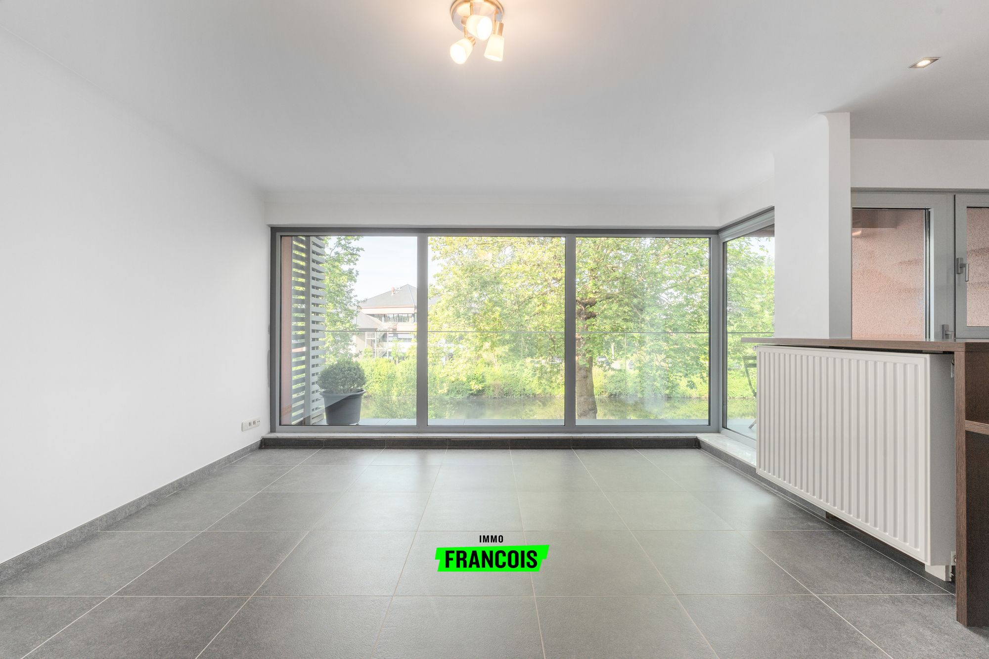 Stijlvol gerenoveerd appartement met prachtig waterzicht te Brugge - foto 4