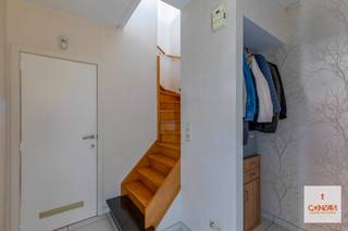 Deze recente en verrassende woning is gelegen in een doodlopende straat in een woonwijk nabij het centrum van Sleidinge. Dankzij deze locatie geniet u van <strong>alle rust en het groen</strong>, en heeft u toch verschillende winkels, scholen, het openbaar vervoer in de nabijheid. Een perfecte combinatie van wonen! <br /><br />Vooraan vindt u een inpandige garage met vlotte toegang tot de keuken en de tuin. U betreedt de woning langs de voordeur en de centrale inkomhal met toegang tot een apart bezoekerstoilet, een berging en de ruime leefruimte. Deze lichtrijke ruimte is voorzien van een zit- en eetgedeelte en de geïnstalleerde keuken voorzien van ingebouwde koelkast, oven, <strong>Miele vaatwasmachine</strong> en gasvuur. Dankzij de grote raampartijen wordt het zonlicht in de woning binnengetrokken en geniet u van zicht op de <strong>zuid georiënteerde tuin</strong> met een <strong>prachtig zwembad</strong>! Op het eerste verdiep heeft u drie slaapkamers, een badkamer met douche en lavabomeubel, en een apart toilet. Verder heeft u via een trapladder toegang tot de kruipzolder.<br /><br /><strong>Troeven</strong>: ruime lichtrijke woning, zwembad, geautomatiseerde garagepoort, <strong>zonnepanelen, thuisbatterij </strong>en rustige ligging in <strong>doodlopende straat</strong>!<br /><br /><strong>Woning beschikbaar op 01/02/2027</strong>.<br /><br />Wenst u deze instapklare gezinswoning te bezoeken? Contacteer Yasmin via 0492101263 of yasmin@convas.be