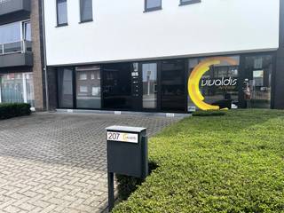 Op een goede zichtlocatie treffen we dit modern uitziend kantoor (57,5 m²), gelegen op de hoek van een vrij recent gebouw (2012). Het kantoor...