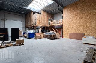 Instapklaar en recent bedrijfsgebouw te koop op een strategische toplocatie in Affligem.<br />Dit moderne bedrijfsgebouw (2021) combineert <strong>409 m² showroom- en kantoorruimtes</strong> met <strong>454 m² opslagruimte</strong> en <strong>11 parkeerplaatsen</strong>. <br /><br />De<strong> showroom- en kantoorruimtes</strong> zijn volledig instapklaar en afgewerkt met onder andere verlichting, individuele HVAC-installaties, sanitair, afzonderlijke kantoren en een vergaderzaal. De kwalitatieve afwerking en polyvalente indeling maakt dit pand geschikt voor tal van activiteiten.<br /><br />De <strong>opslagruimtes</strong> beschikken over<strong> 2 sectionaalpoorten</strong> van telkens 4 m x 4 m. In totaal omvat het magazijn 454 m² opslagruimte, verdeeld over 227 m² met een vrije hoogte van 6 m en 227 m² met een vrije hoogte van 8 m.<br /><br />Dankzij de uitstekende bereikbaarheid vlakbij de op- en afritten van de<strong> E40</strong> geniet het pand van een vlotte verbinding richting Brussel, Gent en Aalst.<br />Bovendien zorgen belangrijke verkeersaders zoals de <strong>N9</strong> en de <strong>Brusselbaan </strong>voor een optimale ontsluiting voor klanten, leveranciers en medewerkers.<br /><br />Contacteer <strong>PANORAMA B2B</strong> voor bijkomende inlichtingen, plannen of een vrijblijvend plaatsbezoek via <strong>0477 07 30 30</strong>