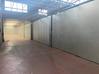 HOBOKEN - Dokter Van Raesstraat : Entrepôt ou espace de stockage de 20 m² Cet entrepôt ou espace de stockage idéal fait partie d'un grand entrepôt...