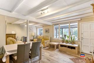 <p><span>UNIEKE VAKANTIEWONING / BUITENVERBLIJF IN HARTJE NATUUR MET ABSOLUTE PRIVACY EN RUST | EPC E |</span></p><p><span>Dit prachtige vakantiehuis, gelegen aan een onverharde weg, omgeven door bos en weiland, biedt alle nodige privacy.</span></p><p><span>Het loslopend wild zoals konijntjes en hertjes in de tuin krijgt u er gratis bij.</span></p><p><span>Zeer mooie, zuidoost georiënteerde privé tuin van 1.300 m², afgesloten met een automatische poort. </span></p><p><span>Indeling als volgt: ruime veranda - woonkamer op laminaat - gesloten, geïnstalleerde keuken - zeer ruime slaapkamer (21m²) - badkamer met inloopdouche en lavabo - apart toilet - bergruimte - wasplaats - garage / opslagplaats / werkruimte.</span></p><p><span>Extra troeven: </span></p><p><span>*vakantiegevoel in eigen land</span></p><p><span>*Air BNB mogelijk / toegelaten</span></p><p><span>*gasboiler voor warm water</span></p><p><span>*eigen gratis water via putboring (kwaliteit water jaarlijks getest en goedgekeurd)</span></p><p><span>*verwarming warmtepomp lucht / lucht (2019) en pelletkachel in de woonkamer (2021)</span></p><p><span>*volledig asbestvrij</span></p><p><span> </span></p><p><span>Mis deze unieke kans niet en contacteer ons snel voor een bezoek !</span></p>
