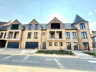 IDEALE OPBRENGSTEIGENDOM; goedgelegen casco-gebouw bestaande uit 4 appartementen, een handelsruimte en grote garage.Degelijk gebouw, klaar voor...