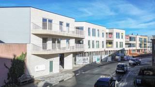 Residentie “Ace” is een stijlvol en exclusief nieuwbouwproject in het levendige centrum van Wenduine (De Haan). Dit kleinschalige project telt slechts acht ruime, luxueus afgewerkte appartementen, ontworpen voor wie comfort, kwaliteit en rust weet te waarderen.<br /><br />Maak kans op 6% BTW<br /><br />De eerste appartementen zijn reeds opgeleverd. Ook in dit project kan men genieten van het verlaagde BTW-tarief van 6%. U heeft bovendien nog de mogelijkheid om uw afwerking volledig te personaliseren via de toonzalen van VERHELST, ALSAN en KASTER Keukens.<br /><br />Ruimte, licht en royale terrassen<br /><br />De appartementen beschikken over twee slaapkamers en variëren in oppervlakte van 115 tot 120 m². Elk appartement is voorzien van een ruim terras tot 20 m², ideaal om te genieten van de groene omgeving en de frisse zeelucht. De architectuur combineert tijdloze elegantie met maximaal wooncomfort.<br /><br />Hoogwaardige materialen & duurzame afwerking<br /><br />Residentie “Ace” werd ontworpen met bijzondere aandacht voor detail, kwaliteit en duurzaamheid. De combinatie van EPDM-dakbedekking, hoogwaardige baksteen en ecologische Wienerberger-materialen garandeert een stijlvolle én duurzame uitstraling. Daarnaast beschikt het gebouw over een gemeenschappelijk, betegeld zonneterras van 75 m² in een verfijnde Off White-afwerking.<br /><br />Energiezuinig en toekomstgericht wonen<br /><br />Dankzij een geothermische warmtepompinstallatie met vloerverwarming behaalt Residentie “Ace” een gunstig E-peil tussen 31 en 40. Voor wie nog verder wil investeren in energie-efficiëntie, zijn zonnepanelen optioneel beschikbaar.<br /><br />Topligging op 500 meter van zee<br /><br />Wonen in Residentie “Ace” betekent wonen op een uitstekende locatie, op slechts 500 meter van strand, duinen en bos. U geniet hier van een perfecte balans tussen natuur, ontspanning en bereikbaarheid. Binnen het project zijn groenvoorzieningen en parkeermogelijkheden voorzien, met de optie tot aankoop van een private staanplaats en/of berging.<br /><br /> 6% BTW mogelijk<br />Bij aankoop kunt u – mits naleving van de wettelijke voorwaarden – nog genieten van het verlaagde BTW-tarief van 6%:<br />- Aankoop op persoonlijke titel<br />- Minstens 50% eigen bewoning<br />- Inschrijving op het adres zodra bewoonbaar<br />- Enige en eigen woning<br />Deze voorwaarden gelden gedurende minstens vijf jaar<br /><br />Uw kans op exclusief kustwonen<br /><br />Residentie “Ace” combineert luxueus wonen, energiezuinig comfort en een topligging aan zee. Een unieke opportuniteit voor eigen bewoning of een duurzame investering aan de Belgische kust.<br /><br />👉 Meer info: www.residentie-ace.be