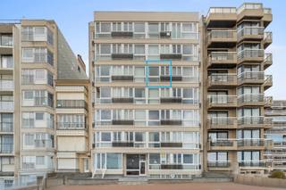 Mooi appartement op de vierde verdieping van een residentie met ideale ligging op de Zeedijk.<br /><br />Inkom, gezellige woonkamer met prachtig, rechtstreeks zeezicht, ingerichte open keuken, badkamer met ligbad, lavabo en toilet.