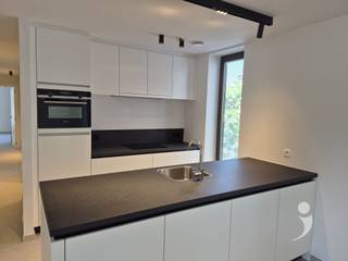 <p><span>Ruim nieuwbouw appartement op de 1e verdieping met centrale ligging. Dit appartement is makkelijk bereikbaar van op de grote inkomhal en heeft ook een lift.<br />Dankzij de ligging in het hart van Kessel-Lo is deze woning op wandel afstand van openbaar vervoer en centrum Leuven.<br /><br />Het appartement heeft een inkom met vestiaire ruimte en een apart toilet. <br />De nachthal gaat via de slaapkamers en een ruime badkamer.<br />Er is en mooie, lichtrijke leefruimte met fijn uitzicht op een mooi overdekt terras.<br />De keuken is voorzien van allerhande handige ingebouwde toestellen ( Afwasmachine, kookplaat, wastafel, oven, combi oven, frigo)<br />Alsook is deze keuken voorzien van veel kasten en een super aangename eetplaats. <br />Er zijn 3 ruime slaapkamers. Waarvan 1 tevens een apart terras heeft.</span></p><p><span><br />De badkamer is voorzien van een dubbele wastafel, een inloopdouche, een handdoekenverwarming.<br />Naast de keuken is er een berging met wasplaats voorzien en extra bergruimte.</span></p><p><span><br />Tevens is er een privatieve kelder alsook gemeenschappelijk afvalhok, een fietsenstalling en uiteraard een grote privatieve garage.<br /><br />Onmiddelijk beschikbaar voor lange duur overeenkomst.<br />Dit appartement is </span><span>niet</span><span> bemeubeld.<br />De gemeenschappelijke lasten bedragen 75€ per maand.<br /><br />Al het verbruik van energie/water is ten laste van de huurder.<br /></span><span>Dit hyper afgewerkte appartement heeft een zeer gunstige EPC.</span></p><p><span>Ramen zijn voorzien van raam decoratie en alle verlichting is reeds aanwezig.</span><span><br /><br />Interesse? Vraag uw bezoek aan via onze website.</span></p><p><span> </span></p>