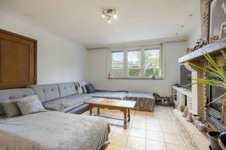 Ontdek de vele mogelijkheden van dit veelzijdige pand in het hart van Bazel. Wie op zoek is naar een unieke combinatie van comfortabel wonen en ondernemen of extra opslagruimte, vindt in dit ruim opgezette pand in Bazel de ideale match.<br /><br />Met een royale woonoppervlakte, een grote tuin en een multifunctioneel magazijn biedt dit vastgoed uitzonderlijk veel potentieel. Of u nu een zelfstandige bent die opslag zoekt, een hobbyist met nood aan werkruimte, of een gezin dat extra plek verlangt: dit huis past zich moeiteloos aan uw wensen aan.<br /><br />De indeling van het huis is als volgt:<br /><br />- Gelijkvloers: Een uitnodigende inkomhal, een woonkamer, een keuken en een praktische berging voorzien van een toilet.<br />- Ondergronds: Een droge en functionele kelder.<br />- Eerste verdieping: Een nachthal, 4 volwaardige slaapkamers en een badkamer.<br />- Tweede verdieping: Een zeer ruime zolder, bereikbaar via een vaste trap, die de mogelijkheid biedt om extra kamers of een hobbyruimte te creëren.<br />- Buitenruimte: Een aangename tuin en voldoende parkeergelegenheid op eigen terrein.<br />- Opslag & Werken: Een riant magazijn, ideaal voor opslag of werkplaats.<br /><br />Toplocatie en uitstekende bereikbaarheid<br />Een van de grootste troeven van dit vastgoed is de ligging. Het pand bevindt zich in de Rupelmondestraat, op een steenworp van de dorpskern van Bazel. U geniet hier van alle voordelen van wonen in de nabijheid van winkels, lokale scholen en gezellige horeca. Bovendien is de bereikbaarheid uitstekend dankzij de nabijheid van het openbaar vervoer en snelle verbindingen naar de omliggende invalswegen.<br /><br />Een veelzijdig huis kopen in het centrum van Bazel is kiezen voor ruimte, comfort en strategische ligging. Neem contact op via Dewaele.com voor meer informatie of om uw bezoek in te plannen.<br /><br />Dit pand is onderworpen aan de renovatieverplichting van de Vlaamse overheid voor residentiële gebouwen (behoudens bij sloop binnen 5 jaar na de aankoop). Consulteer voor meer informatie de website van het Vlaams Energie- en Klimaatagentschap via https://www.vlaanderen.be/een-woning-kopen/renovatieverplichting-voor-residentiele-gebouwen<br /><br />Bestuursmaatregelen in het maatregelenregister: nee