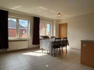 <p><span>KASTEL </span><span>- Vous recherchez un appartement bien situé et abordable ? Alors n'hésitez pas à venir jeter un coup d'œil à ce charmant logement !</span></p><p><span> </span></p><p><span>Voici déjà quelques-uns de ses atouts :</span></p><ul><li><span>Un logement abordable</span></li><li><span>Prêt à emménager</span></li><li><span>Un cadre verdoyant et champêtre</span></li></ul><p><span> </span></p><p><span>L'agencement est le suivant :</span></p><p><span>Hall d'entrée, WC, pièce à vivre, kitchenette avec plaque de cuisson et hotte, débarras, 1 chambre, salle de bains avec lavabo et douche.</span></p><p><span> </span></p><p><span>L'appartement (1er étage) est impeccablement entretenu et donc prêt à emménager. </span></p><p><span> </span></p><p><span>Disponible </span><span>à partir du 01/10/2022.</span></p><p><span>Loyer mensuel</span><span>: € 600 + € 15 de charges communes</span></p><p><span>PEP</span><span>: 179</span></p>