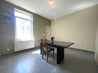 Menen - Volledig moderne en gerenoveerde woning met 3 slaapkamers te huur.Indeling:Inkom, bureau (berging), woonkamer met keuken, terras/tuin1ste...