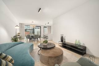 Ontdek deze halfopen bebouwing op een rustige, uiterst centrale locatie in Harelbeke, vlak naast het stadspark en op wandelafstand van de Markt, het cultuurcentrum, een schooltje en diverse handelszaken. Een ideale plek voor wie graag centraal woont met alle voorzieningen dichtbij.
Troeven: energiezuinig (dankzij de warmtepomp, zonnepanelen en vloerverwarming), instapklaar, centraal gelegen, kwalitatieve afwerkingen
Indeling: inkomhal met gastentoilet, een ruime en lichtrijke leefruimte met open, kwalitatief afgewerkte keuken voorzien van alle apparaten, een praktische berging en toegang tot de aangelegde tuin met terras en een handig zijpoortje. Daarnaast is er een oprit en garage aanwezig. Op de eerste verdieping bevinden zich drie volwaardige slaapkamers, een apart toilet en een moderne badkamer.
En nog meer goed nieuw: door de lage E-peil 0 betaal je de eerste 5 jaar geen onroerende voorheffing, aankoop aan 6% btw (i.p.v. 21%) is hier mogelijk en de eerste koper van de drie woningen krijgt een korting van €25.000.
Interesse? Plan je bezoek via feline@immobeguin.be