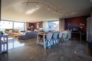 Laat je charmeren door dit zeer ruime duplex-appartement (+/- 200m²) met perfecte indeling, gebruik van kwaliteitsmaterialen en prachtig...