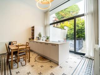 Gelegen in hartje Brussel, vlakbij het openbaar vervoer en winkels, op de begane grond van een herenhuis dat eind 2021 volledig gerenoveerd is,...