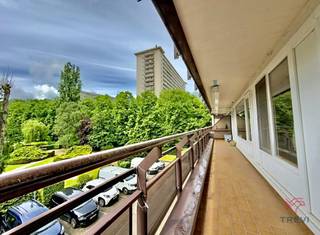 <strong>ANDERLECHT </strong>– Etang Marius Renard, within easy reach of shops and public transport, a lovely flat of approx. 73m² situated on the 2nd floor of a block with a lift. It comprises: entrance hall, bright living room of approx. 24m², fitted kitchen (oven, hob, extractor hood, microwave, fridge and dishwasher), hallway leading to the bedrooms with space for a washing machine, WC, 2 bedrooms (approx. 13m² and approx. 9m²) with access to the terrace of approx. 15m² (south-west facing) and a bathroom. Estimated service charges: €250/month (communal areas, cold water, hot water, heating). Energy performance rating: D+, 32 kg/m²/year. Available on 01/08/2026. All surface areas are given for information purposes only.<br />
<p><u>On the 2nd floor (accessible by lift): </u></p>
<ul>
<li>Entrance hall</li>
<li>Bright living room of approx. 24m²</li>
<li>Fitted kitchen (oven, hob, extractor hood, microwave, dishwasher and fridge)</li>
<li>Bedroom landing with space for a washing machine</li>
<li>Separate toilet</li>
<li>Bedroom 1: approx. 13m²</li>
<li>Bedroom 2: approx. 9m²</li>
<li>Terrace of approx. 15m² facing south-west, accessible via the bedrooms</li>
<li>Bathroom</li>
</ul>
<p>Estimated service charges: €250/month – Common charges, cold water, hot water and heating</p>
<p>Energy performance rating: D+, 32kg/(m²/year)</p>
<p>Available on 01/08/2026</p>