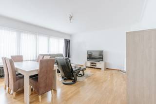 <p>Op een zucht van <strong>De Bist</strong> en in het bruisende hart van Wilrijk ontdekken we dit ruime en lichtrijke appartement, gelegen op de <strong>derde verdieping</strong> van een verzorgde residentie. Dankzij de centrale ligging bevinden <strong>winkels, openbaar vervoer, horeca, scholen en parkjes</strong> zich op wandelafstand.</p><p>Bij het betreden van de centraal gelegen inkomhal valt onmiddellijk het open en luchtige karakter van het appartement op. Aan de straatzijde bevindt zich de <strong>praktische keuken</strong>, voorzien van voldoende opbergruimte en aansluitingen voor wasmachine en droogkast.</p><p>Aansluitend vind je de <strong>ruime leefruimte</strong>, waar grote raampartijen zorgen voor aangename lichtinval en verschillende indelingsmogelijkheden bieden.</p><p>Centraal in het appartement ligt de badkamer en een eerste <strong>ruime slaapkamer</strong>. Achteraan bevindt zich de tweede, eveneens volwaardige slaapkamer, die toegang biedt tot een extra kamer die momenteel wordt benut als <strong>bergruimte</strong>—ideaal als stockageruimte, dressing of hobbykamer.</p>