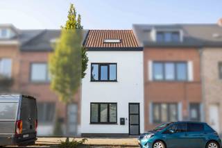 TE KOOP IN MERELBEKEOp een steenworp van Gent vindt u deze volledig vernieuwde woning. De woning werd vanaf de fundering helemaal gerenoveerd, met de...
