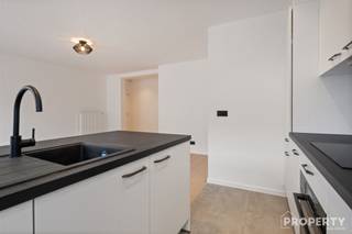 Op de tweede verdieping van een verzorgd gebouw, vlak bij het centrum van Wevelgem, vind je dit volledig gerenoveerde en instapklare appartement...