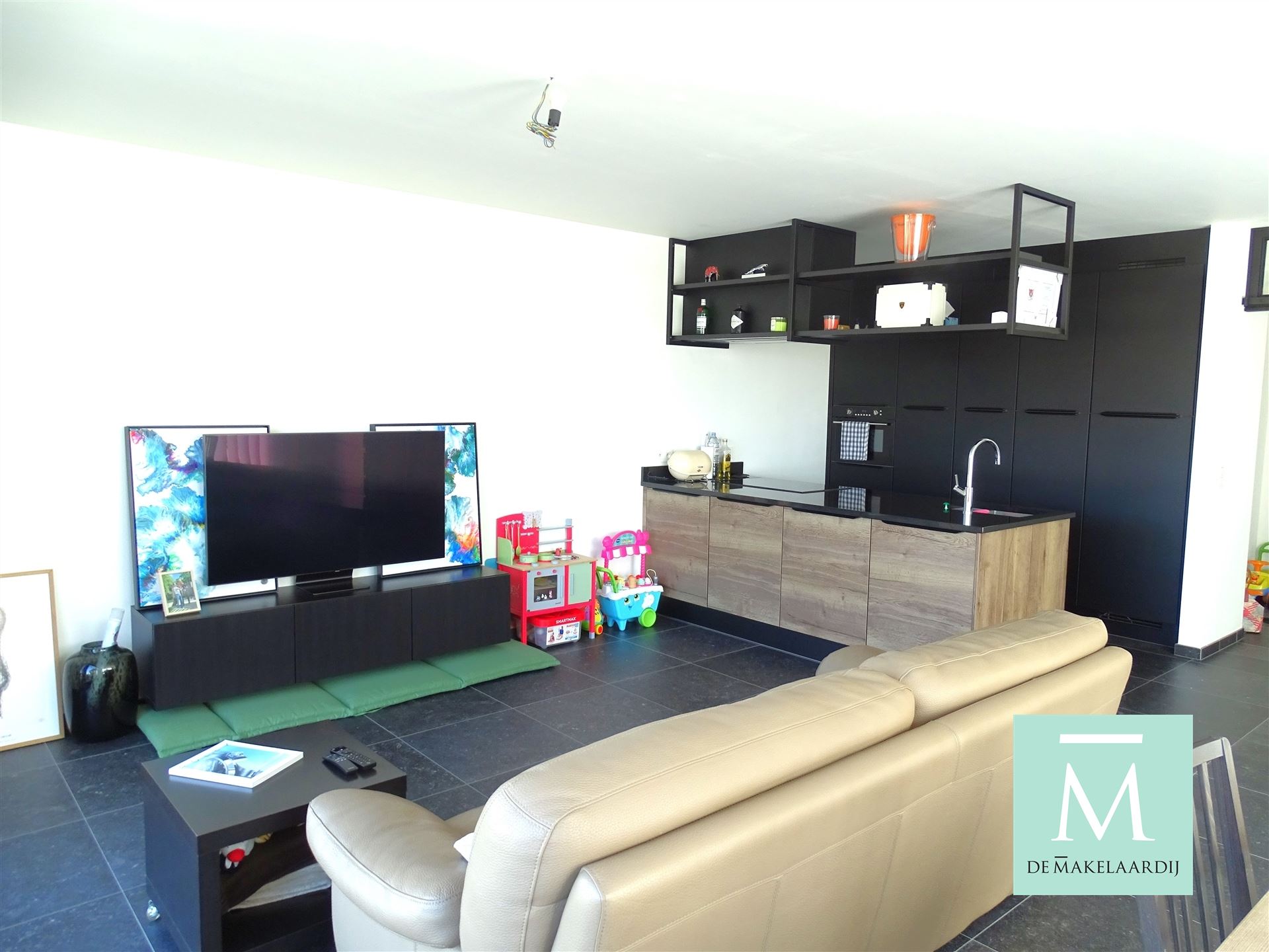 Aangenaam appartement, 2 slaapkamers, ruim terras (75m²), kelder en autostaanplaats - foto 4