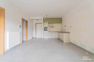 Dit modern en energiezuinig appartement biedt alle comfort voor aangenaam wonen. De lichtrijke leefruimte met open keuken geeft uit op een gezellig privéterras – perfect om in alle rust buiten te genieten.
De slaapkamer is ruim en licht, en de grote badkamer is uitgerust met een comfortabele douche. In de inkomhal bevindt zich een praktische berging, ideaal voor extra opslag of als wasruimte.
Een slimme keuze voor wie comfortabel én duurzaam wil wonen.