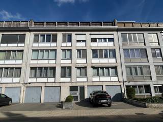 GERENOVEERD APPARTEMENT MET 2 SLAAPKAMERS, BUREAURUIMTE EN TERRAS <br />Dit gerenoveerde appartement op de eerste verdieping van een zeer goed onderhouden gebouw is gelegen aan de Joseph Wuytslaan 12 in Deurne en biedt een aangename combinatie van ruimte, comfort en een moderne afwerking.<br />Bij het binnenkomen kom je terecht in een ruime en praktische inkomhal met ingemaakte kasten. De lichtrijke living biedt voldoende plaats voor zowel een gezellige zithoek als een eetruimte. Aansluitend bevindt zich de geïnstalleerde keuken, voorzien van de nodige toestellen.<br />Het appartement beschikt over twee volwaardige slaapkamers. Deze zijn achteraan gelegen. Achter deze slaapkamers bevindt zich bovendien een aangenaam terras, een extra troef waar je in alle rust kunt genieten.<br />Daarnaast is er een derde kamer, ideaal als bureau, dressing, hobbyruimte of bergruimte. Deze kamer beschikt niet over een raam en wordt daarom niet als volwaardige slaapkamer beschouwd.<br />De badkamer werd volledig vernieuwd en is modern en praktisch ingericht.<br />Het appartement is recent gerenoveerd en is instapklaar. Dankzij de ruime leefruimte, twee slaapkamers, extra bureauruimte en het terras is dit een interessante woning voor zowel een koppel, een gezin als iemand die nood heeft aan een afzonderlijke thuiswerkplek.<br />Garagebox achter het gebouw apart bij te kopen voor € 25.000.