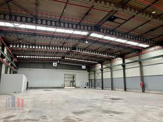 Recent gerenoveerd magazijn te huur van 1.277 m² opslagruimte te huur, fantastisch gelegen met een uitstekende aansluiting op de E313...