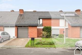 Ruime en energiezuinige gezinswoning met 4 slaapkamers, garage en tuin, gelegen in de Schutterswijk 8 te Watou!<br /><br />Indeling:<br /><br />Gelijkvloers: Inkomhal met apart toilet (4,5 m²), ruime leefruimte (30 m²), uitgeruste keuken (9 m²) met oven, spoelbak en vitrokeramische kookplaat, wasberging (10,1 m²) en garage (14 m²) met automatische sectionale poort. Verder beschikt de woning over een terras, tuin en tuinhuis (5,2 m²).<br /><br />Eerste verdieping: 4 slaapkamers (15 m², 10,24 m², 14,35 m² en 10 m²) en badkamer (6,2 m²) met ligbad, douche, wastafel en handdoekradiator.<br /><br />Tweede verdieping: Zolderruimte.<br /><br />Extra troeven: EPC B, asbestveilig, centrale verwarming op aardgas, regenwaterput van 10.000 liter en elektrische rolluiken<br />Keuringsattest elektriciteit: in aanvraag<br /><br />Een ideale gezinswoning in een doodlopende straat met alle nodige ruimte en comfort! Plan snel jouw bezoek in!