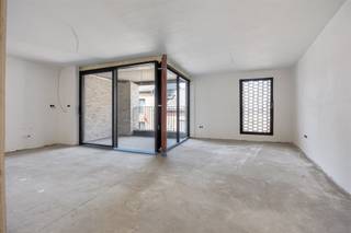 <p>Dit appartement op de tweede verdieping beschikt over een aangename woonoppervlakte van 80 m² en biedt twee comfortabele slaapkamers. Een absolute troef is het privatieve terras van 9 m², waar u in alle rust kunt genieten van een aangenaam buitenmoment.</p><p>Het appartement wordt voorzien van moderne en energiezuinige technieken, waaronder vloerverwarming en zonnepanelen. Ook aan praktische voorzieningen is gedacht: aan de inkom van de residentie wordt een mooie en praktische fietsenstalling voorzien.</p><p>Een bijzonder voordeel is dat u als koper de afwerking en materialen nog naar eigen smaak kunt bepalen. Zo krijgt u de mogelijkheid om uw toekomstige thuis volledig af te stemmen op uw persoonlijke stijl en woonwensen.</p><p>Vanuit de Brugstraat bevinden winkels, scholen, supermarkten, restaurants, cafés en andere dagelijkse voorzieningen zich op korte wandelafstand. Ook wie graag geniet van een gezellig hapje of drankje, vindt in het centrum van Bilzen tal van leuke adresjes in de directe omgeving.</p><p>Bovendien is een aankoop aan 6% btw mogelijk, indien aan de wettelijke voorwaarden wordt voldaan.</p><p>Wenst u meer informatie over residentie ISSA of wilt u graag een bezoek ter plaatse inplannen? Neem dan gerust contact met ons op via info@immonoble.be. Wij helpen u graag verder.</p>