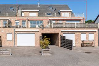 <p>Verzorgd en instapklaar dakappartement op de tweede verdieping van een aangename residentie, met lift en een bijzonder ruim dakterras van 42 m². Het appartement omvat een privatieve inkomhal, een lichtrijke woonkamer van ca. 34 m² met aansluitend een open, praktisch ingerichte keuken van ca. 10,8 m². Verder zijn er twee slaapkamers van ca. 14 m² en 10,6 m², een badkamer met douche, een afzonderlijk toilet en een praktische wasplaats. Het goed georiënteerde dakterras vormt de absolute troef en biedt een mooi uitzicht over de achterliggende groene omgeving. Bovendien beschikt het appartement over een privatieve berging van ca. 7,2 m² en een ruime garagebox van ca. 18 m². Een uitstekend onderhouden appartement dat comfort, lichtinval, buitenruimte en praktische bergruimte op een aangename manier combineert.</p>