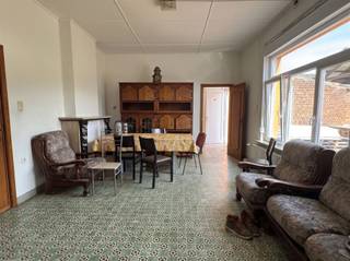 <p>Hoekwoning met bouwgrond voor halfopen bebouwing te Roosdaal</p><p>Deze ruime hoekwoning te Roosdaal wordt aangeboden in combinatie met bouwgrond voor een halfopen bebouwing en vormt zo een interessante opportuniteit voor gezinnen, investeerders of projectontwikkelaars.</p><p>De woning beschikt over een bewoonbare oppervlakte van maar liefst 227 m² en omvat onder meer drie slaapkamers en één badkamer. Dankzij de ruime indeling is er voldoende plaats voor een gezin en blijven er verschillende mogelijkheden om de woning verder naar eigen smaak in te richten.</p><p>Het totale perceel heeft een oppervlakte van 553 m². De combinatie van de bestaande woning en de bouwgrond biedt tal van mogelijkheden, zowel voor eigen bewoning als voor een investerings- of bouwproject.</p><p>Bent u op zoek naar een ruime gezinswoning met bijkomend bouwpotentieel op een gunstige locatie in Roosdaal? Dan verdient deze eigendom zeker uw aandacht. Neem contact met ons op voor meer informatie of een bezoek.</p>