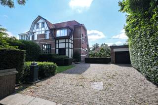 <p>Sommige woningen hebben iets wat u niet zomaar kunt bouwen: karakter. Deze halfopen cottagewoning in de Floralaan is er zo eentje. Een charmante woning met een warme uitstraling, omringd door groen en gelegen in een rustige, aangename straat.</p>
<p>De woning beschikt vandaag over drie slaapkamers en een aparte bureau, waardoor er volop ruimte is voor een gezin, thuiswerk of een hobbyruimte. Tegelijk biedt ze heel wat mogelijkheden om de woning verder aan te passen en te moderniseren volgens uw eigen smaak en woonwensen.</p>
<p>De echte blikvanger is zonder twijfel het ruime perceel met een prachtige, volwassen tuin. Grote bomen, groen en privacy zorgen voor een bijzonder aangename sfeer. Een heerlijke plek voor kinderen om te spelen, voor lange zomeravonden of gewoon om te genieten van de rust rondom u.</p>
<p>De rustige en groene ligging is een absolute troef. De woning bevindt zich in een aangename woonomgeving in Mortsel, terwijl scholen, winkels, openbaar vervoer en verschillende groene ontspanningsmogelijkheden vlot bereikbaar zijn.</p>
<p><span>Op woensdag kunt u bovendien gezellig naar de </span>wekelijkse markt<span>, ideaal voor verse boodschappen en een aangename wandeling door de buurt.<br /></span><br />Ook praktisch zit het goed: de woning beschikt over een oprit en een ruime garage, ideaal voor de wagen, fietsen en extra bergruimte.</p>
<p>Wie houdt van charme en graag zijn eigen stempel drukt op een woning, vindt hier heel wat mogelijkheden om de cottage-uitstraling te combineren met hedendaags wooncomfort.</p>
<p>Een woning met ziel, een tuin met karakter en een ligging waar rust en groen centraal staan.<strong><span><br /><br /></span></strong>Troeven:<br />- Fantastische buurt <br />- Rustige groene straat<br />- Grote tuin<br />- Oprit en grote garage<br />- Vraagprijs= richtprijs<br /><br />Een plek met charme, ruimte en potentieel — klaar voor een nieuwe eigenaar met goesting om er iets moois van te maken.<br /><br />Attesten (EPC, asbest, EK) zijn beschikbaar via onze website: https://jamar.immo/<br /><br />Dit pand is onderworpen aan de renovatieverplichting van de Vlaamse overheid voor residentiële gebouwen.<br />https://www.vlaanderen.be/een-huis-of-appartement-kopen/renovatieverplichting-voor-residentiele-gebouwen<br /><br />Wg, Gvkr, Gvg, Gvv, Gmo, Geen overstromingsgevoelig gebied, geen worg</p>