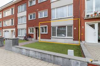<p><span>Gerenoveerd appartement (103 m²) met 2-3 slaapkamers en tuin (100 m²) in Deurne</span></p><p><span>In deze woonwijk is het rustig wonen, terwijl je toch profiteert van een uitstekende bereikbaarheid. Openbaar vervoer bevindt zich op wandelafstand en ook zijn er verschillende velo-stations te vinden in de directe omgeving. Met de wagen bereik je bovendien vlot de belangrijkste verbindingswegen. Een extra troef is de nabijheid van het Rivierenhof, waar sportievelingen en natuurliefhebbers het hele jaar door kunnen genieten van groen en ontspanning.</span></p><p><span>Het appartement bevindt zich op het gelijkvloers van een kleinschalig gebouw met slechts twee verdiepingen, waarvan het dak conform geïsoleerd is. De vaste kosten bedragen €100/maand en omvatten de blokpolis, water, het reservefonds en het onderhoud en de elektriciteit van de gemene delen. De verwarming is individueel op gas. In 2023 werd het appartement volledig vernieuwd en sindsdien piekfijn onderhouden. De elektriciteit is conform en dankzij de grondige renovatie behaalt het een gunstige EPC-score B.</span></p><p><span>Je komt binnen in de inkomhal, die toegang biedt tot alle ruimtes. Vooraan bevindt zich de lichtrijke leefruimte met open keuken, samen goed voor een oppervlakte van circa 33 m². De keuken is volledig uitgerust met een kookvuur, dampkap, spoelbak, ingebouwde oven, microgolfoven, vaatwasser en koelkast.</span></p><p><span>Verderop in de hal bevindt zich de badkamer (3 m²), uitgerust met een inloopdouche, lavabomeubel en handdoekdroger. Daartegenover ligt een eerste kamer van 9 m², ideaal als slaapkamer, bureau of hobbyruimte. Aan de achterzijde bevinden zich nog twee slaapkamers van 8 m² en 15 m². Vanuit de kleinste slaapkamer heb je toegang tot de veranda van 16 m².</span></p><p><span>De absolute troef van dit appartement is zonder twijfel de zuidgerichte tuin van maar liefst 100 m², compleet met tuinhuis — een heerlijke buitenruimte om te ontspannen en te genieten van de zon.</span></p><p><span>Tot slot staan er nog twee privatieve kelderbergingen ter beschikking.</span></p><p><span>Ben je op zoek naar een instapklaar appartement met een ruime tuin op een rustige locatie? Mis deze kans niet! Bewoonbare opp. 103 m² – ref.: bruto vloeropp. Voor meer info of een gratis schatting surf naar </span><span><span>www.hansimmo.be</span></span></p><p><span> </span></p>