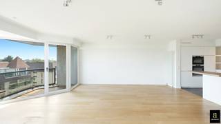 Ontdek dit instapklare en zuidgerichte appartement op een toplocatie aan de Kustlaan, op wandelafstand van Place m'a tu vu. Dankzij de zonnige oriëntatie en het open uitzicht over de charmante villa's van Het Zoute geniet u hier van een unieke woonbeleving.
De indeling omvat een inkomhal met gastentoilet, gevolgd door een ruime en lichtrijke woon- en eetkamer met een mooie gevelbreedte. Deze leefruimte sluit naadloos aan op het zonnige terras, waar u in alle rust geniet van een uitzonderlijk open uitzicht. De open, volledig uitgeruste keuken is voorzien van alle hedendaags comfort. Het appartement beschikt over twee volwaardige slaapkamers, beide uitgerust met ingemaakte kasten. De master bedroom heeft een ensuite badkamer met ligbad, dubbele lavabo en toilet. De tweede slaapkamer beschikt over een eigen douchekamer met douche, lavabo en toilet. Verder is er een ruime privatieve kelder op niveau -1 met aansluiting voor een wasmachine. Een gesloten garagebox in de onmiddellijke omgeving kan afzonderlijk worden aangekocht.
Contacteer Alex Dewulf voor meer informatie of om een bezoek in te plannen.