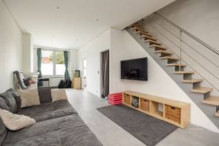 <p><span>Licht op te frissen woning met grote tuin in Kontich</span></p><p><span> </span></p><p><span>Welkom in deze gezellige woning aan de </span><span>Pierstraat 46</span><span>, gelegen aan een leuk pleintje met veel parkeergelegenheid. Dankzij de gunstige ligging – vlakbij een school, bakker, frituurtje en bushalte – combineert dit huis praktische bereikbaarheid met een aangename woonomgeving.</span></p><p><span> </span></p><p><span>Binnenin vind je een lichtrijke leefruimte en een praktische keuken met zicht op de tuin en badkamer. Op de eerste verdieping zijn er 2 ruime slaapkamers en een apart toilet. De zolder (met vaste trap) werd ingericht als derde slaapkamer, of kan gebruikt worden voor een bureau of hobbyruimte.</span></p><p><span>Buiten kan je volop genieten van een </span><span>grote, diepe tuin (170m2)</span><span> met terras, waar rust en privacy gegarandeerd zijn.</span></p><p><span>Dankzij het </span><span>gunstige EPC-label B</span><span> woon je hier bovendien energiezuinig en comfortabel.</span></p><p><span> </span></p><p><span>Troeven op een rij:</span></p><p><span>-Grote diepe tuin met terras (170m2) </span></p><p><span>-2 slaapkamers + ingerichte zolderkamer</span></p><p><span>-Rustig gelegen aan pleintje met ruime parkeermogelijkheden</span></p><p><span>-Op wandelafstand van school en bushalte</span></p><p><span>-Energiezuinig: EPC B (151kwh) + 8 zonnepanelen</span></p><p><span>Een ideale gezinswoning voor wie centraal en rustig wil wonen in Kontich!</span></p><p><span> </span></p><p><span>Vrijblijvend advies met gratis schatting van uw eigendom? Neem gerust contact met ons op!</span></p><p><span>Sven Home4You</span></p><p><span>0478240853</span></p><p><span>sven@home4you.be</span></p><p><span> </span></p><p><span> </span></p>