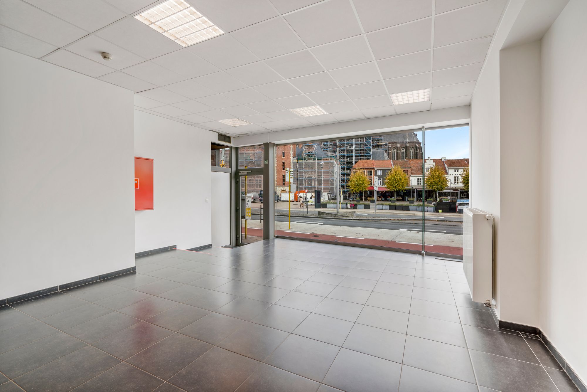 Veelzijdige handelsruimte met etalage in centrum Eeklo. - foto 2