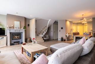 Hecht u veel belang aan een woning met karakter die voorzien is van veel ruimte (292m² bewoonbaar), licht met grote inpandige garage en tuin? Dan is dit wellicht wat u zoekt. <br /><br />Indeling<br />U komt binnen in de inkomhal. Via de hal heeft u toegang tot de grote garage, waar u voldoende plaats heeft voor 2 wagens en waar achteraan een extra berging is, ideaal als stockageruimte voor voedingswaren of fietsen. Ook is er zeer grote kelder. De technische ruimte bevindt zich eveneens op de gelijkvloerse verdieping, Via de trap komt u in de ruime leefruimte. Door de aanwezigheid van een kachel wordt de gezelligheid van deze ruimte extra benadrukt. Verder vind je op deze verdieping de keuken met eethoek en zicht op de tuin. De bureelruimte zit achter de spiegel, ideaal om wonen en thuiswerken te combineren. Op de 2e verdieping bevind zich centraal de badkamer, met ligbad en inloopdouche. Op deze verdieping zijn 4 ruime slaapkamers. <br /><br />Pluspunten:<br />- Energielabel B<br />- Grote garage en oprit<br />- Tuin<br />- Zeer ruim: 292² bewoonbaar oppervlakte<br />- 4 slaapkamers + bureel<br /><br />Klinkt deze woning als uw toekomstige thuis? Bel dan snel naar One vastgoed via 03 360 85 30 voor een afspraak!