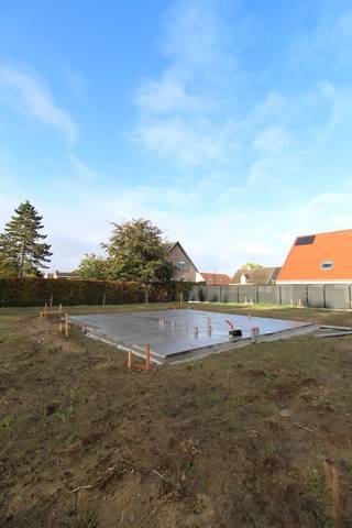 Deze woning is uitgerust met een lucht-water warmtepomp, wat resulteert in een aanzienlijk lagere energierekening en energiezuinige woning.<br />Dit biedt niet alleen een modern en comfortabele thuis, maar draagt ook bij aan een duurzamere toekomst. <br /><span>(foto's referentie voorgaande projecten).</span>
<ul>
<li>3 ruime slaapkamers met rechte muren; </li>
<li>Mogelijkheid tot het plaatsen van een carport; </li>
<li>Lichtrijke leefruimte met open keuken;</li>
<li>Regenwaterput 10.000 liter. </li>
</ul>
Bent u geïnteresseerd in dit unieke nieuwbouwproject? Neem contact met ons op voor meer informatie via verkoop@hectaar.be of 051 69 58 72.<br />Uw droomhuis wacht op u in de Rooiveldstraat!
