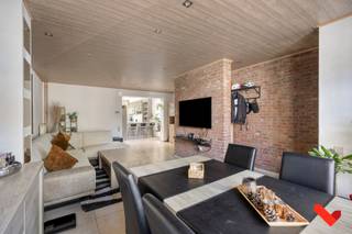 De woning bevindt zich in een rustige en groene wijk. Bij het betreden van de woning komt u binnen in de lichtrijke woonkamer, waar u kunt...