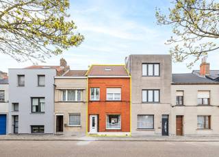 <p>Deze gezinswoning is gelegen in Mariakerke, een rustige buurt van Oostende met een eigen karakter. Het strand is op wandelafstand, de dagelijkse voorzieningen langs de Nieuwpoortsesteenweg zijn vlakbij, en dankzij de aanwezige parking is er geen parkingprobleem. Een bijkomende troef is het open zicht.</p><p><strong>Indeling</strong></p><p>Op het gelijkvloers vindt u een inkomhal, een leefruimte met keuken, een apart toilet, een berging, een kelder en een koer met tuinberging. Op de eerste verdieping zijn er twee slaapkamers en een badkamer met douche, wastafel, hangtoilet en kolomkast. De tweede verdieping telt nogmaals twee slaapkamers.</p><p><strong>Staat en werken</strong></p><p>De voorbije jaren werden een aantal gerichte investeringen gedaan: het dak werd vernieuwd, geïsoleerd en voorzien van nieuwe dakvensters, de condensatieketel werd een zestal jaar geleden vervangen en de badkamer inclusief leidingen werd in 2016 volledig vernieuwd. Dit resulteert in een EPC waarde D en bijgevolg geen renovatieverplichting voor de koper. </p><p>De woning vraagt verdere aanpassingswerken.  De elektriciteit dient conform gemaakt te worden, en ook het gelijkvloers — met inbegrip van de keuken — is aan vernieuwing toe.. Dit is een woning voor een koper die bewust kiest voor een renovatieproject en de werken gespreid in de tijd wil aanpakken. De woning is perfect bewoonbaar. </p>