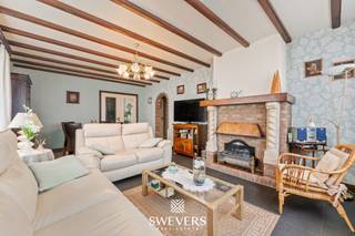 Voor meer info en foto’s, surf naar www.swevers.be - Ontdek deze charmante halfopen bebouwing op de Viséweg 446 in Tongeren. Met drie slaapkamers,...