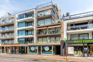 Immeuble de placement prêt à l'emploi doté d'une forte visibilité<br /><br />Le bâtiment commercial a été construit en 2008 et possède un label EPC favorable C, qui témoigne d'une construction contemporaine et économe en énergie. Grâce au locataire déjà présent, vous bénéficiez, en tant qu'investisseur, d'un investissement sans soucis avec un rendement stable et éprouvé dans l'une des communes côtières les plus prisées.<br /><br />Aménagement et espaces pratiques : (190 m²)<br />Le bâtiment est aménagé de manière fonctionnelle et convient parfaitement aux activités commerciales :<br />Espace commercial lumineux : équipé d'une grande vitrine laissant entrer beaucoup de lumière naturelle.<br />Sous-sol et rangement : Sous-sol spacieux et rangement supplémentaire pour une organisation et un rangement pratiques.<br />Equipements : Coin cuisine confortable et fonctionnel et toilettes séparées pour le personnel ou les clients.<br />Espace extérieur : Une agréable terrasse à l'arrière de la propriété.<br /><br />Les principaux avantages d'investissement :<br />Revenus directs : la propriété a déjà été louée, ce qui génère des revenus locatifs immédiats dès l'achat.<br /><br />Un investissement sûr et rentable dans l'immobilier côtier stratégique.<br /><br />Emplacement commercial de premier ordre : Situé le long de la route principale très fréquentée (Leopold II-laan) dans la ville animée d'Oostduinkerke.<br /><br />Construit en 2008 et EPC C : bâtiment moderne avec une bonne performance énergétique.<br /><br />Vous recherchez un investissement immobilier intelligent avec un flux de trésorerie stable sur la côte ? Contactez-nous dès aujourd'hui pour plus d'informations ou pour une visite discrète sur place.<br /><br />Registre des mesures: non