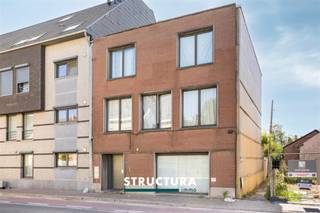 Dit appartementsgebouw bevindt zich in het centrum van Merchtem, op wandelafstand van winkels, horeca en openbaar vervoer. Het pand is momenteel ingericht als drie appartementen met telkens twee slaapkamers, die alle drie verhuurd zijn. De totale geïndexeerde huuropbrengst bedraagt ca. € 2.454,50 per maand.Volgens de vergunde toestand betreft het een appartementsgebouw bestaande uit twee woonentiteiten: een gelijkvloers appartement met garage en een duplexappartement op de verdiepingen.IndelingGelijkvloers – ca. 92 m²Appartement met twee slaapkamers en een koer. Eerste verdieping – ca. 85 m²Momenteel ingericht als appartement met twee slaapkamers en een ruim terras.Tweede verdieping – ca. 87 m²Momenteel ingericht als appartement met twee slaapkamers.Karakteristieken- Centrale ligging in Merchtem- Winkels, horeca en openbaar vervoer op wandelafstand- Momenteel ingericht als 3 appartementen met telkens 2 slaapkamers, vergund als 2 woonentiteiten: gelijkvloers appartement met garage + duplexappartement- Alle huidige appartementen zijn verhuurd- Totale geïndexeerde huuropbrengst: ca. € 2.454,50/maand- EPC-label E voor het gelijkvloerse appartement – renovatieplicht van toepassingDankzij de centrale ligging, de bestaande huuropbrengsten en de ruime woonoppervlaktes vormt dit gebouw een interessante opportuniteit voor wie op zoek is naar een opbrengsteigendom in het centrum van Merchtem. Meer info of een bezoek ter plaatse? Contacteer ons via 02 460 80 46 of info@structura.be