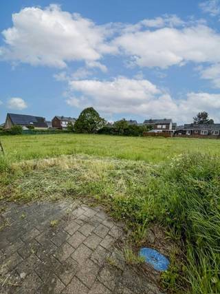 Mooi perceel bouwgrond met een oppervlakte van 1603 m² voor een open bebouwing met maximum 2 bouwlagen en een hellend dak. Maximale bouwbreedte 15m en bouwdiepte 22m zowel voor het gelijkvloers als de eerste verdieping. Rustig gelegen in een verkaveling en aan het einde van een doodlopende straat doch in de nabijheid van handelszaken, openbaar vervoer,... Mis deze unieke kans niet om hier je droomwoning te bouwen. Geen bouwverplichting. Voor meer info bel gerust het nummer: 03/283.84.84 of mail naar gert@ax-quality.be Gvg/Wg/Gmo/Gvkr/Vv P score: A, G score: Onbekend