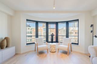 Volledig gerenoveerd, lichtrijk appartement gelegen in een kleine residentie nabij de Zoutelaan.Indeling: Inkom met toilet en berging voorzien van...