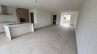 In een rustige nieuwbouwwijk op een boogscheut van Deinze en Gent staat deze prachtige, energiezuinige nieuwbouwwoning te koop!