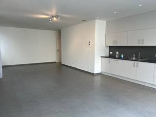 Dit gelijkvloers appartement is ideaal gelegen in het centrum van Haaltert!  Het appartement bestaat uit inkom, berging, ruime lichtrijke living met open keuken. Via het grote schuifraam hebt u toegang tot het tuintje/ terras met een extra doorgang naar de garage. Tevens is er nog een badkamer met inloopdouche, apart toilet en 2 ruime slaapkamers. De garage is inclusief in de huurprijs! . Dit appartement is achteraan gelegen, wat ideaal is voor de nodige privacy ! Voor een bezoek contacteer ons via gsm: 0491/14.25.66<br />Vrij vanaf 1/12/2025  en geen extra kosten !!  (zonnepanelen aanwezig)