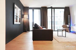 Ontdek dit instapklare, mooi afgewerkte appartement op de derde verdieping van het project Cadiz, gelegen in het bruisende hart van het Eilandje.<br /><br />U komt binnen via de inkomhal met afzonderlijk gastentoilet. De badkamer is uitgerust met een ruime inloopdouche en een modern lavabomeubel. De lichtrijke leefruimte, dankzij de grote raampartijen tot aan de vloer, sluit naadloos aan op een zonnig, zuidgericht terras – ideaal om te genieten van de buitenlucht.<br /><br />De volledig ingerichte keuken beschikt over alle hedendaags comfort en een praktische berging. Het appartement telt twee volwaardige slaapkamers. Extra opslagruimte vindt u in de privatieve kelderverdieping.<br /><br />Dit appartement is volledig gemeubeld en uitgerust met kwalitatieve huisraad, wasmachine, droogkast, handdoeken, bedlinnen, flatscreen-tv, enzovoort. De stijlvolle parketvloeren dragen bij aan het warme en huiselijke karakter.<br /><br /><strong>Huurprijs:</strong> € 1.550 per maand<br /><strong>Gemeenschappelijke kosten:</strong> € 120 per maand<br />Water, verwarming, elektriciteit en internet zijn privé te regelen.<br /><br />Ondergrondse autostaanplaats te huur voor € 120 per maand (verplicht).<br /><br />Beschikbaar vanaf 1 februari 2026.<br /><br />Mis deze unieke kans niet om te wonen in een aantrekkelijk, volledig instapklaar appartement op een toplocatie! Neem vandaag nog contact op voor een bezichtiging: Catherine - 0472 23 14 51 - welkom@catherinevastgoed.be